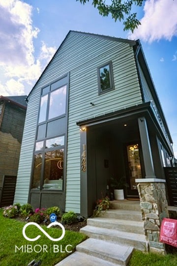 view of front of property featuring a porch