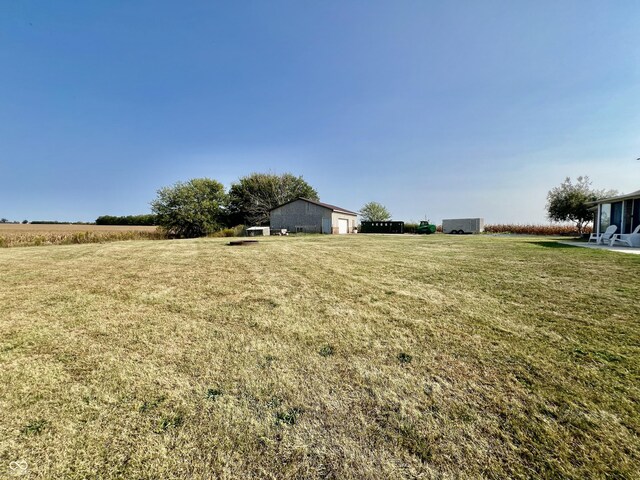 view of yard featuring a rural view