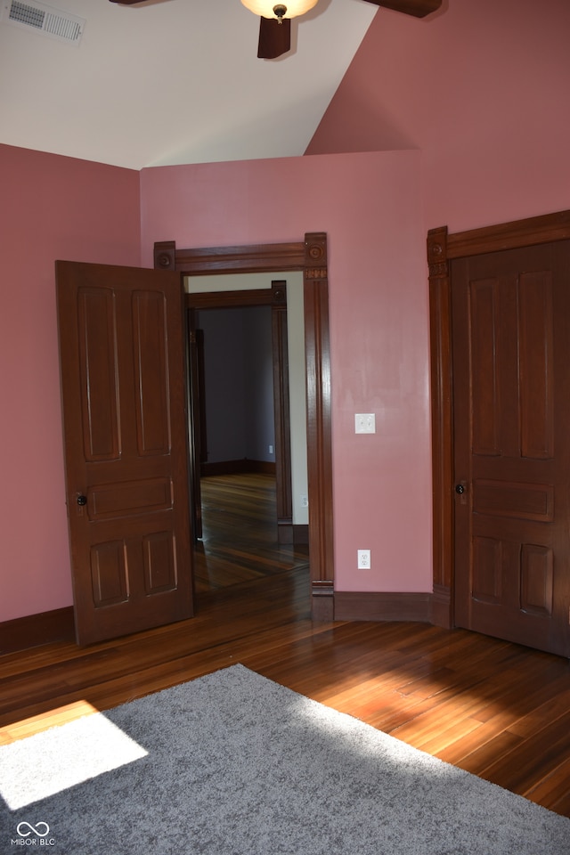 spare room featuring dark wood-type flooring and ceiling fan