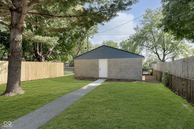 view of yard with a storage unit