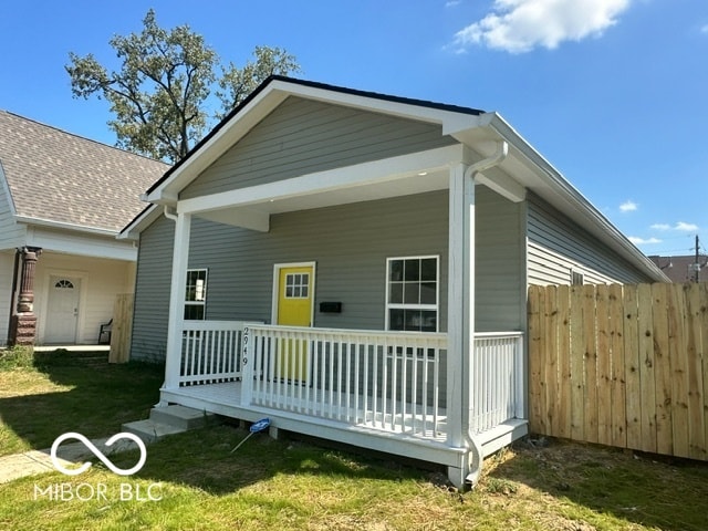 view of front of property with a front lawn and covered porch