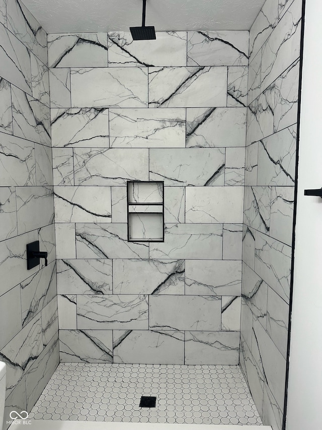 bathroom featuring a tile shower