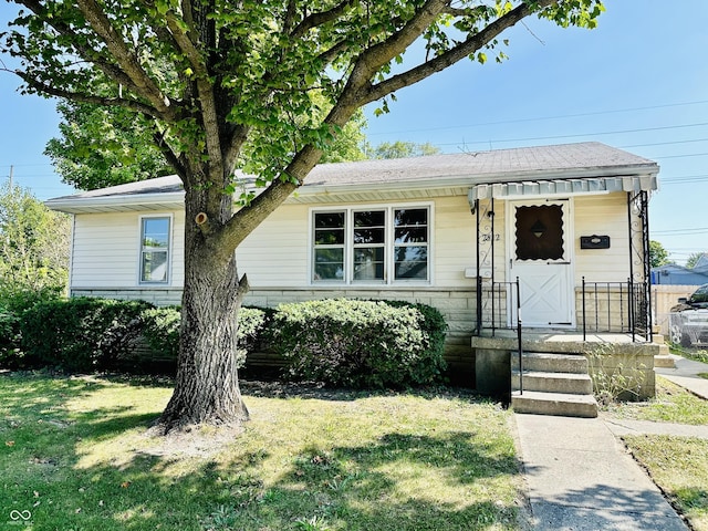 view of front of house featuring a front yard