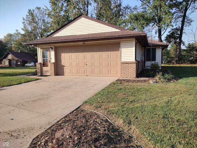 view of front of house featuring a front lawn and a garage