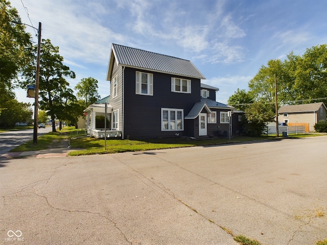 view of front of home featuring a front lawn