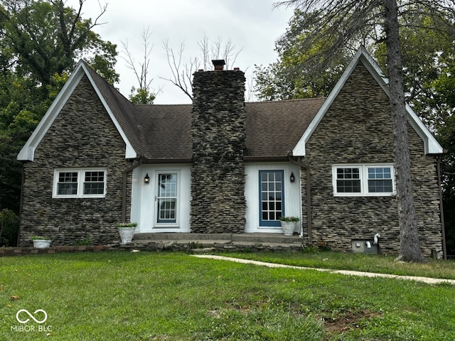 view of front of property with a front yard