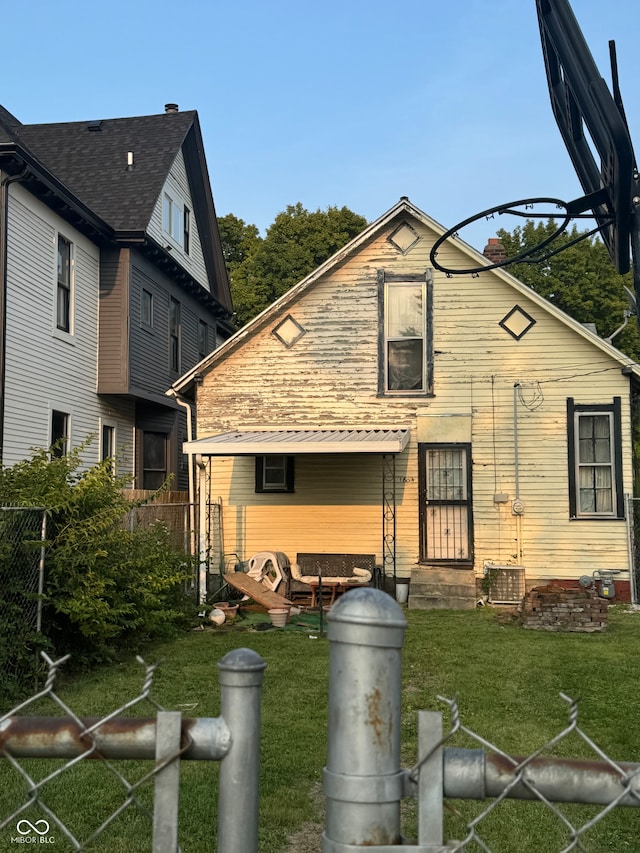 view of front of house featuring a front yard