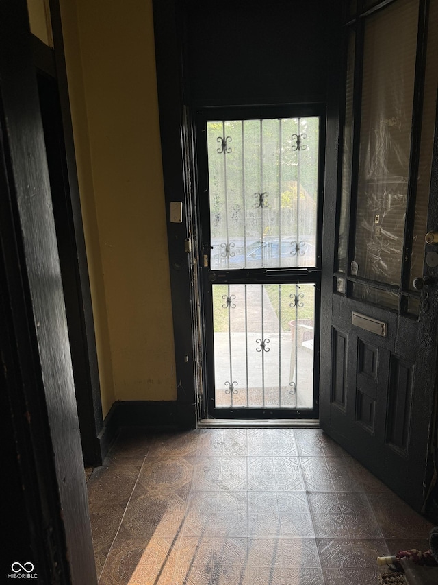 1804 N Delaware St, Indianapolis, IN 46202 - entryway with baseboards