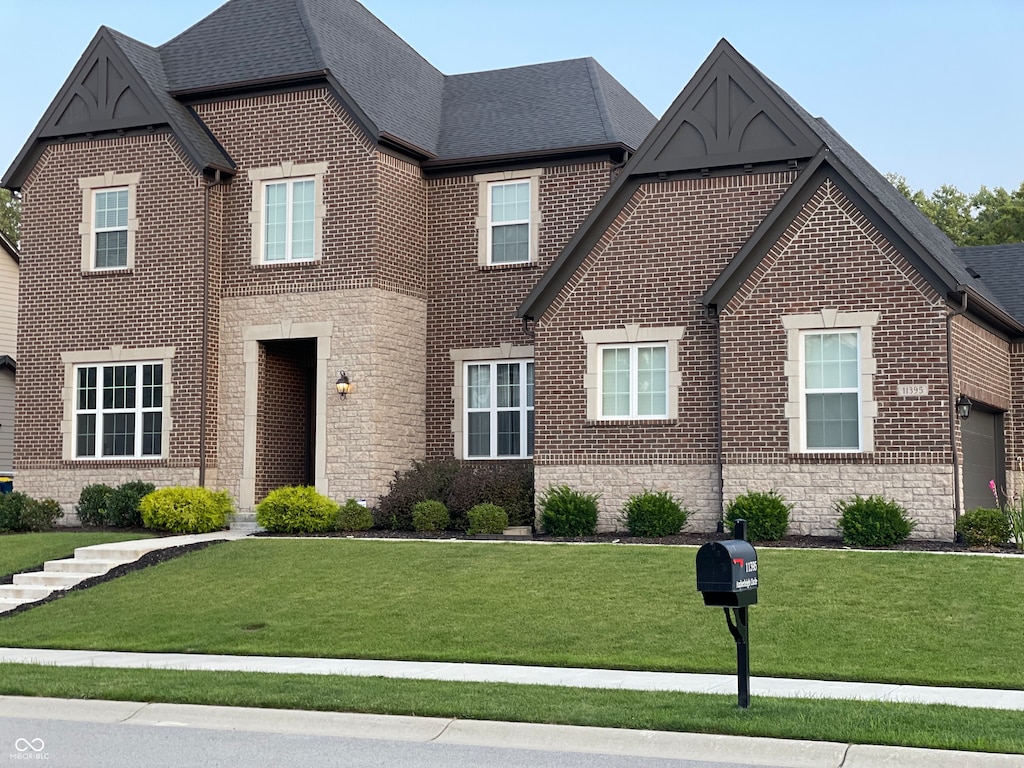 view of front facade featuring a garage and a front yard