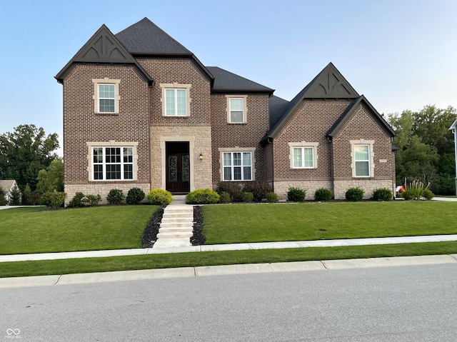 view of front facade featuring a front yard