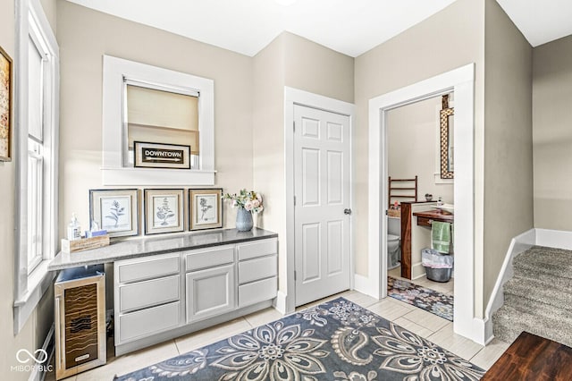 foyer featuring beverage cooler and baseboards