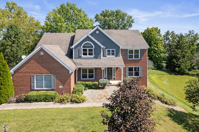 view of front of property featuring a front lawn