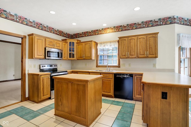 kitchen featuring stainless steel appliances, light tile patterned floors, kitchen peninsula, a center island, and sink