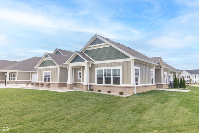 view of front of property featuring a front lawn