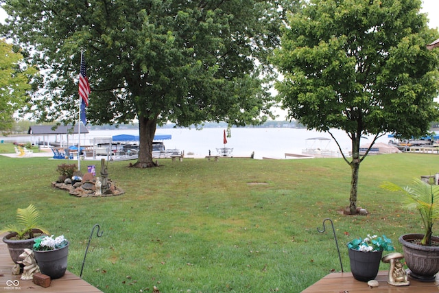 view of yard featuring a water view