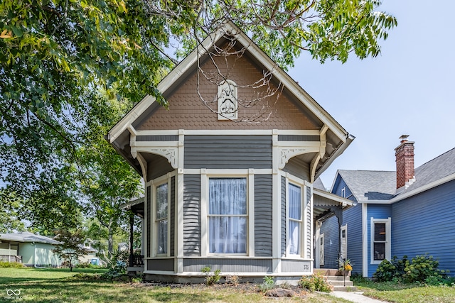 view of front facade featuring a front lawn