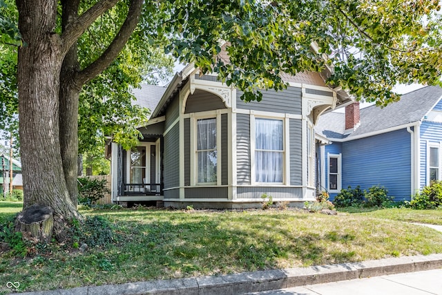 view of front of property with a front lawn