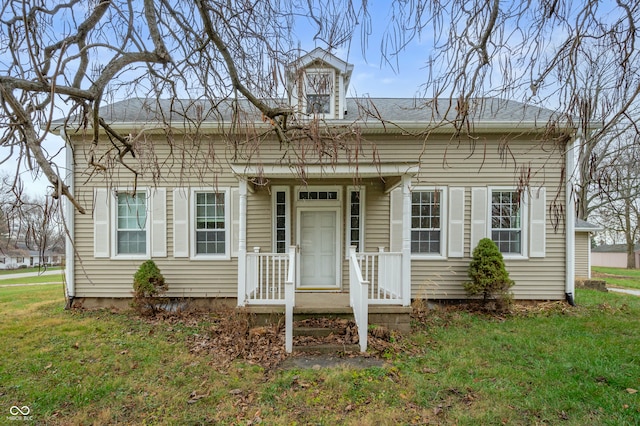 view of front of property featuring a front yard and covered porch