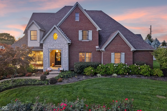 view of front facade featuring a yard