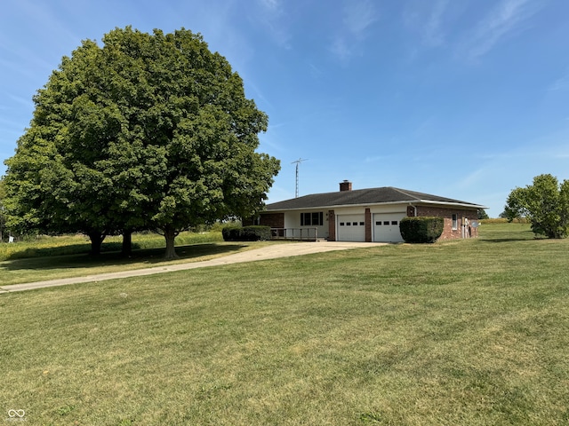 view of front facade featuring a garage and a front yard