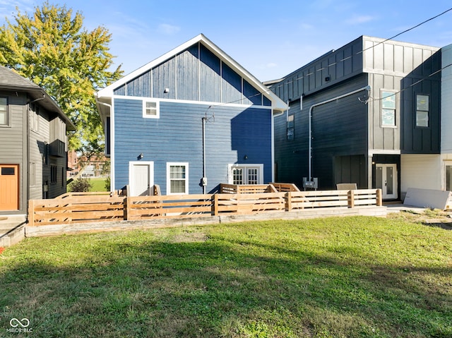 back of house featuring a yard