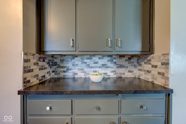 kitchen with tasteful backsplash and gray cabinets