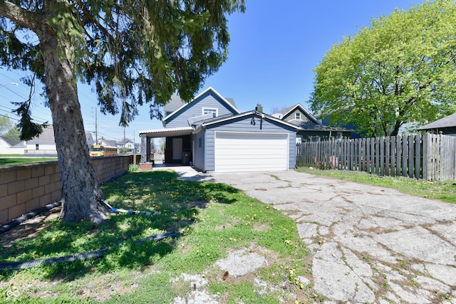 view of front of property featuring a front lawn