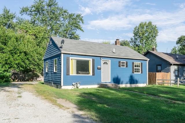 bungalow featuring a front yard