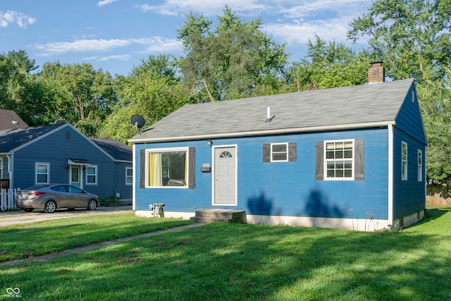 view of front of home featuring a front lawn