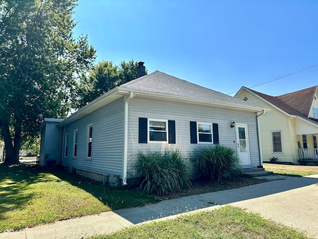 view of front of property featuring a front yard