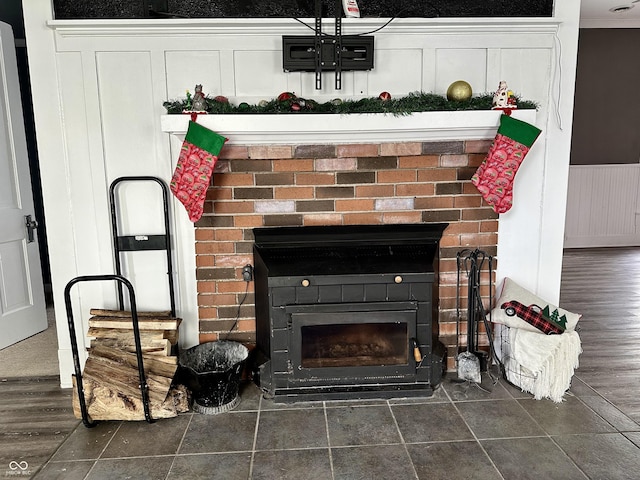 interior details with hardwood / wood-style floors