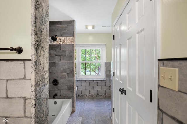 bathroom featuring tiled shower / bath combo