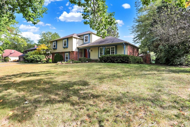 tri-level home featuring a front lawn