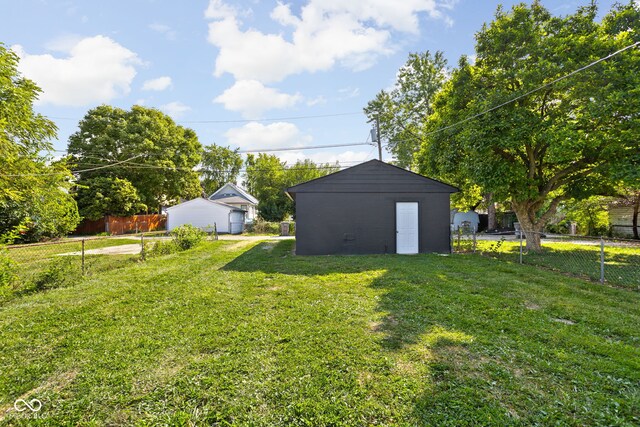 view of yard with an outdoor structure