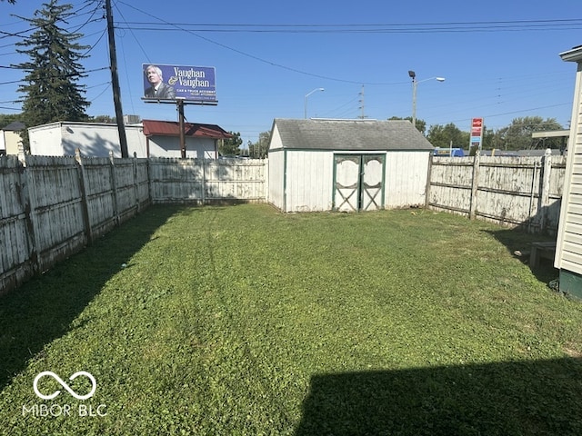 view of yard featuring a storage unit