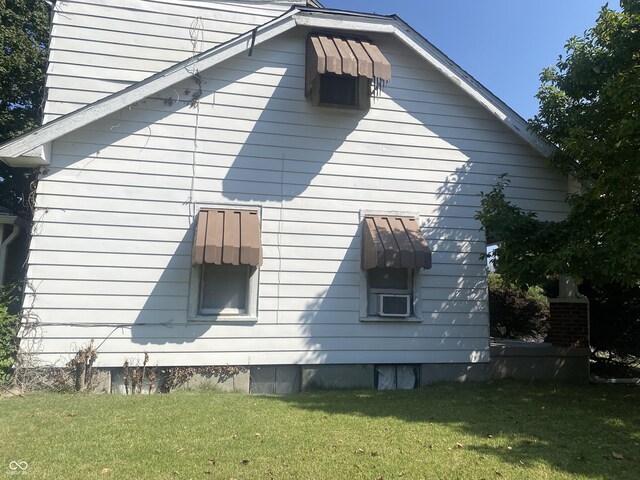 view of side of property featuring a yard