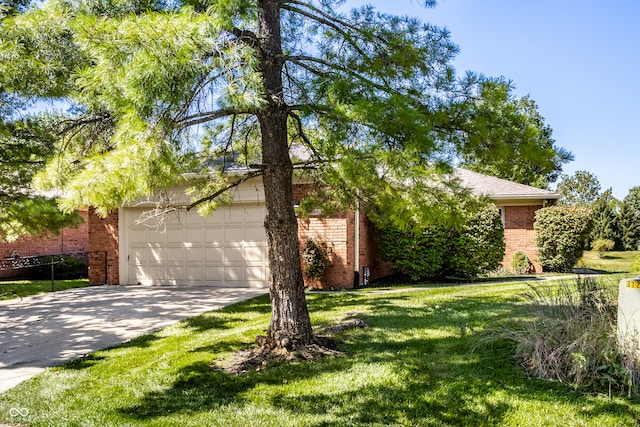 view of front of home featuring a front lawn and a garage