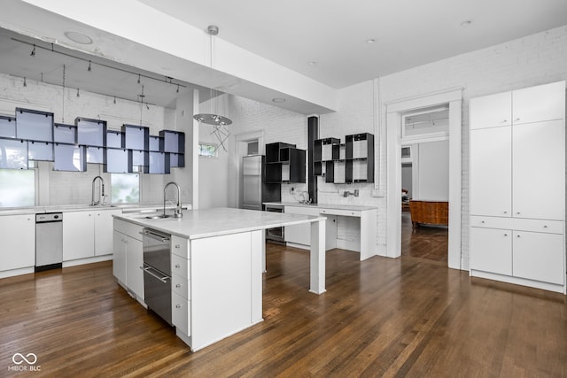 kitchen featuring a center island with sink, dark hardwood / wood-style floors, sink, and white cabinetry