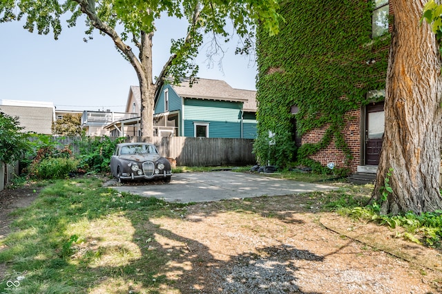 view of yard featuring a patio area