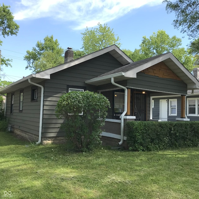 view of front facade featuring a front yard