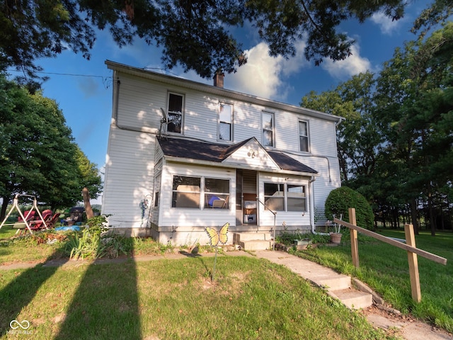 view of front of home with a front lawn