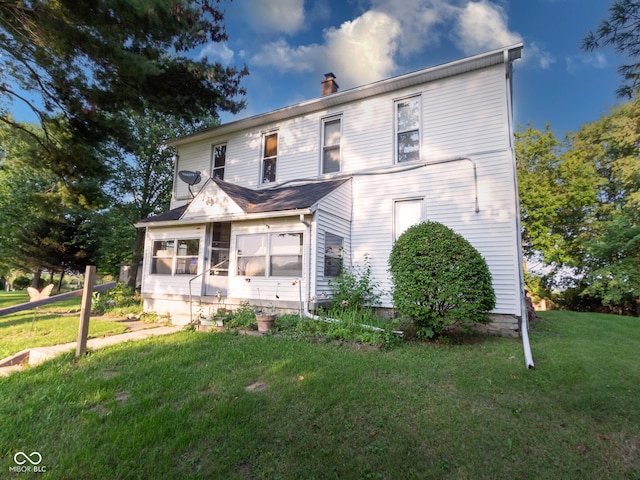 front of property featuring a front lawn