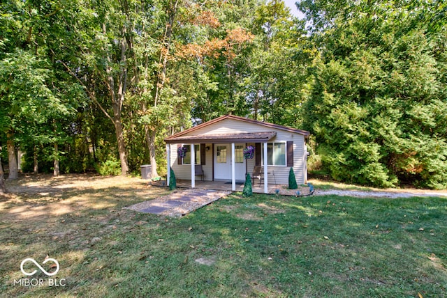 view of front of house featuring a porch and a front yard