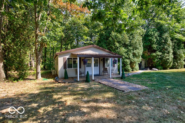 view of front of property with a front lawn and covered porch