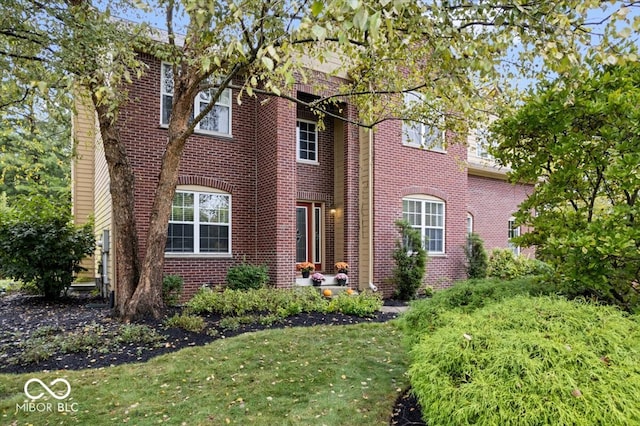 view of front of property featuring a front yard