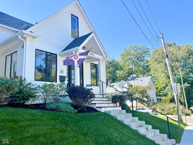 view of front of property featuring a front yard