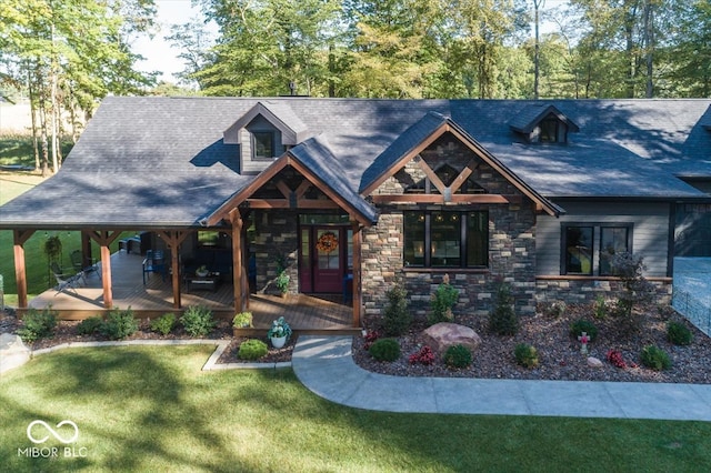 view of front of home featuring a front lawn