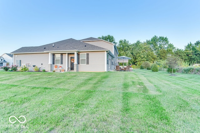 view of front of home featuring a front yard