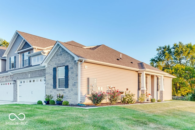 view of front facade featuring a front yard and a garage