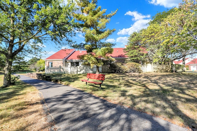 view of front of house featuring a front lawn